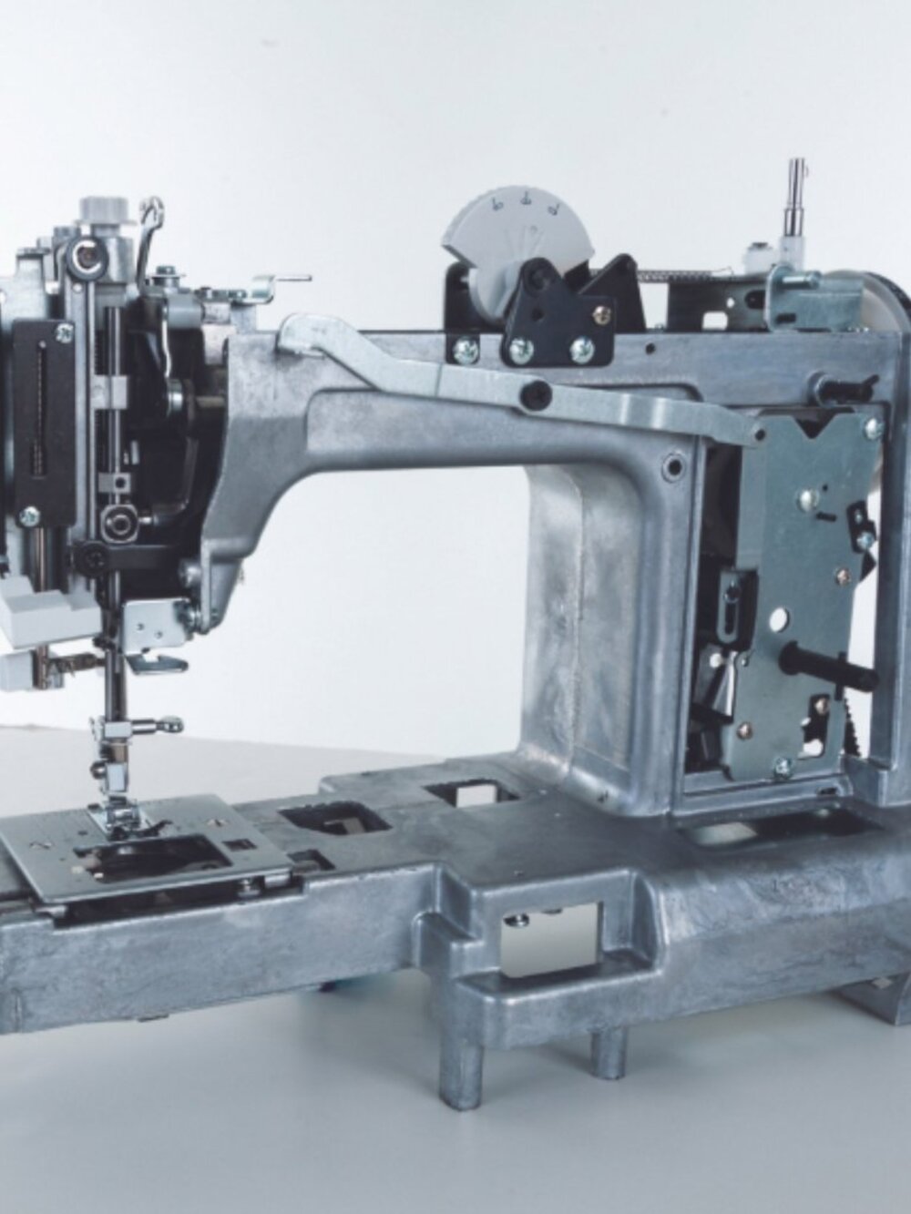 SINGER Heavy Duty 8832 Sewing Machine, Black - Picture 5 of 8